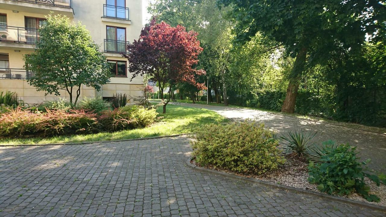 Quiet And Spacious With Garage Option Appartement *