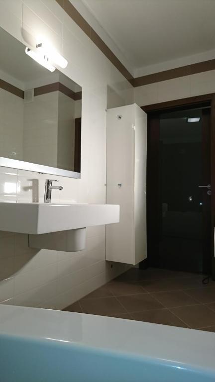 Quiet And Spacious With Garage Option Appartement *