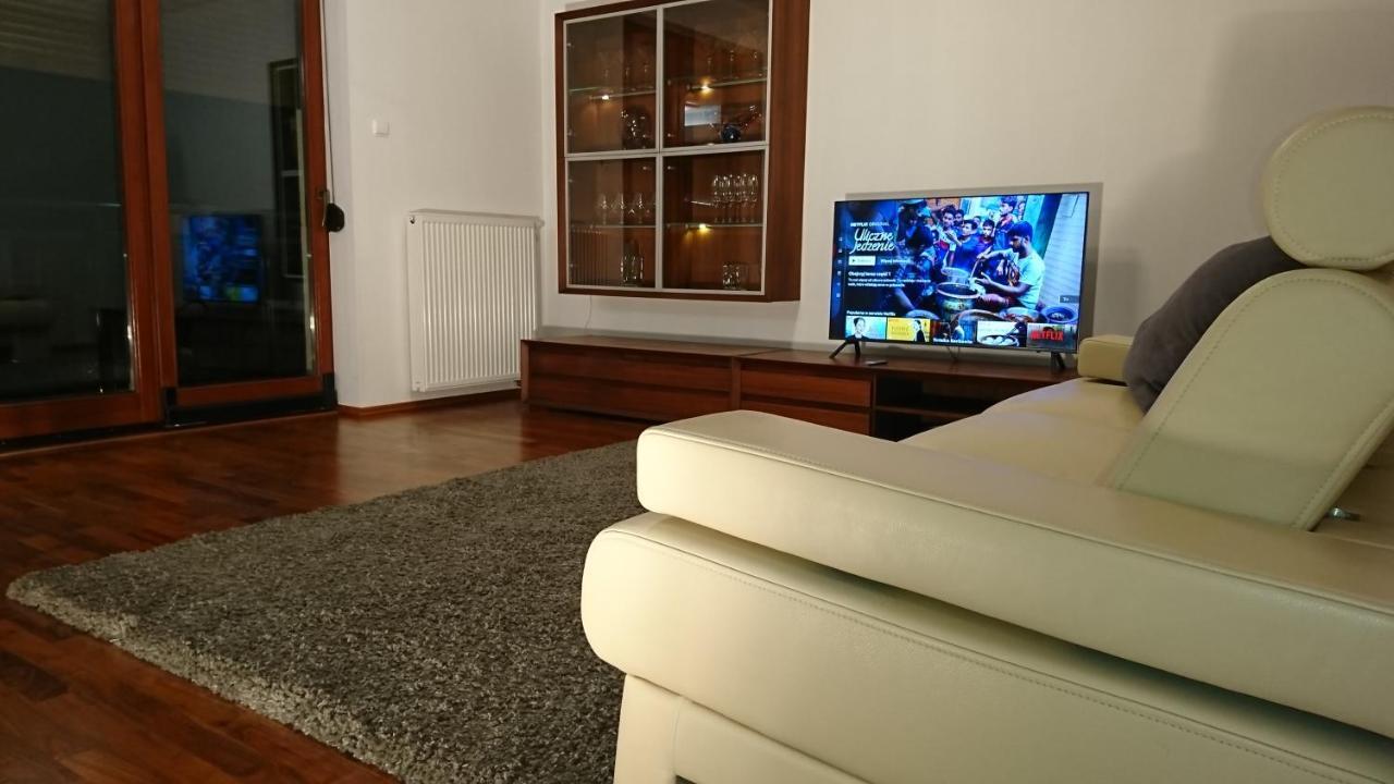 Quiet And Spacious With Garage Option Appartement